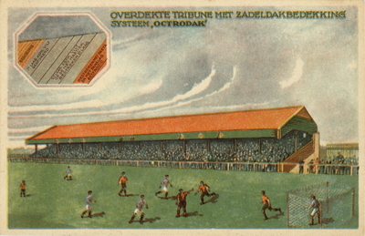 603215 Afbeelding van een tribune bij een voetbalwedstrijd waarvan het dak gemaakt is volgens het Systeem Octrodak, een ...